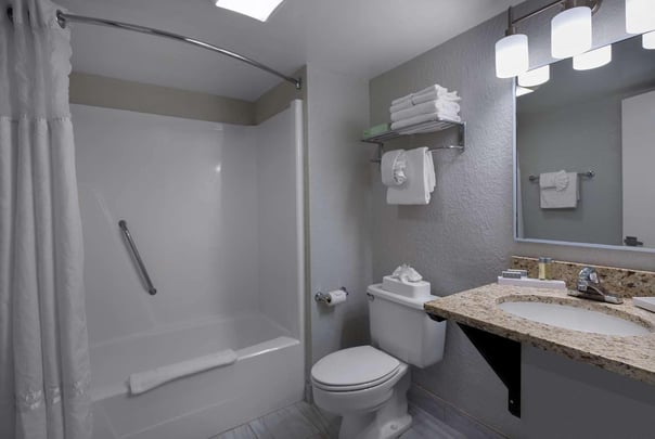 Single Queen Guestroom with Street-View Balcony