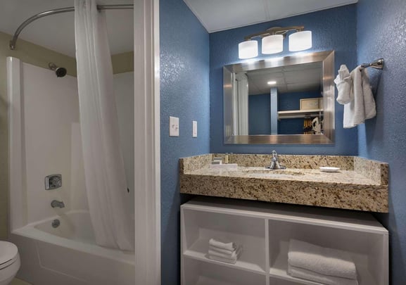 2 Queen Guestroom with Street-View Balcony