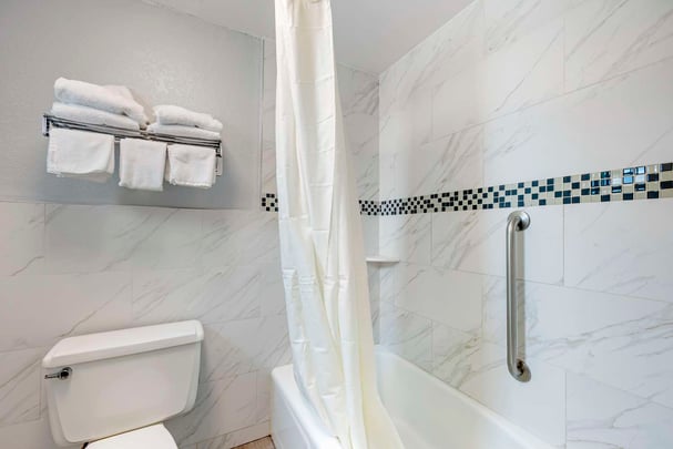 Double Queen - Guest Bath