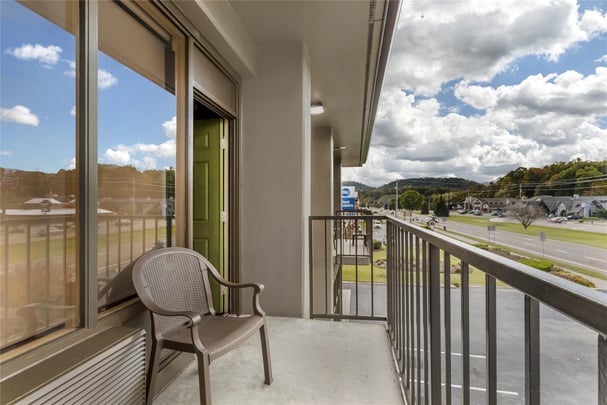 BW PigeonForge TN HTEJAU