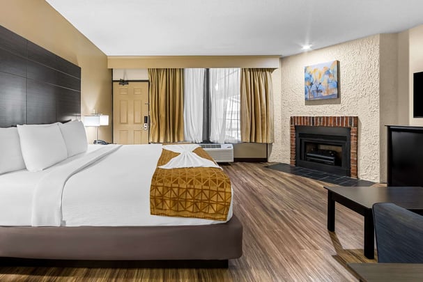 King w/ Fireplace & Sofa