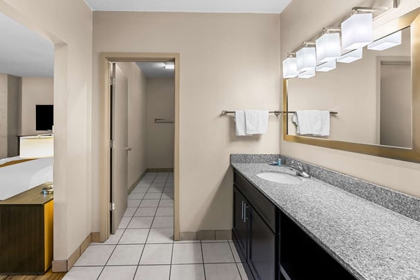 Double King - Guest Bath