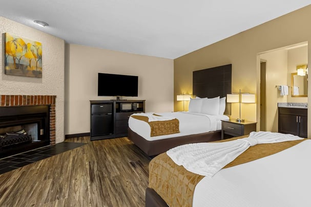 Double Queen w/ Fireplace