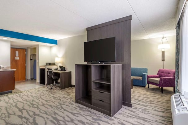 King Suite w/ Living Room