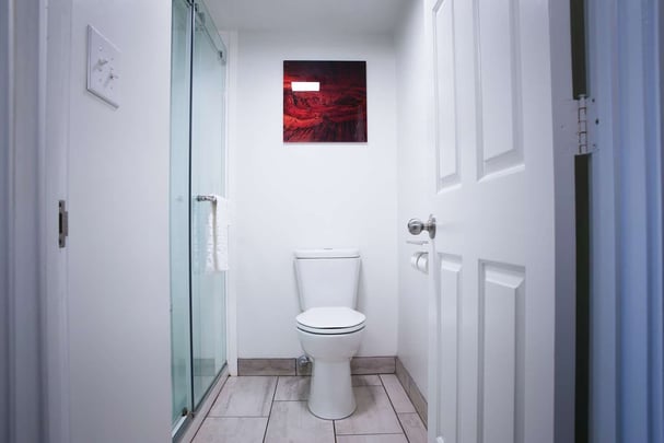 King Room Bath - Deep in the Cave