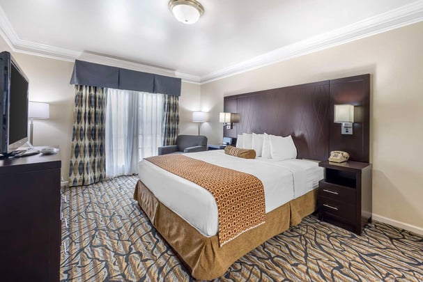 King Suite w/ Kitchenette