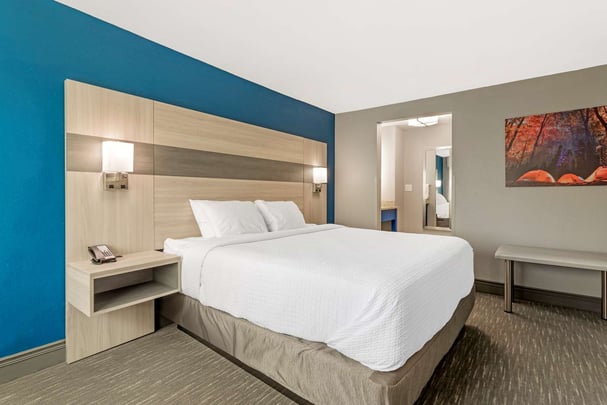 King Suite w/ Kitchen