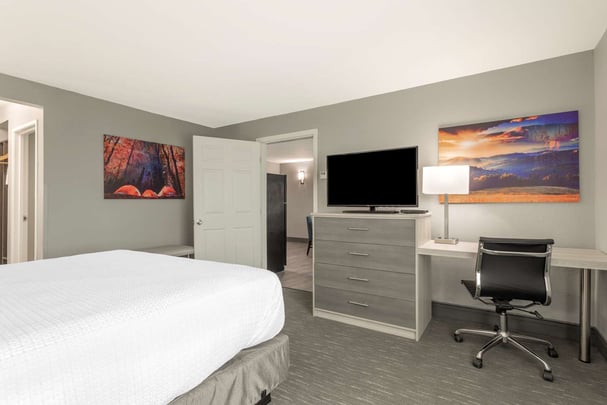 King Suite w/ Kitchen