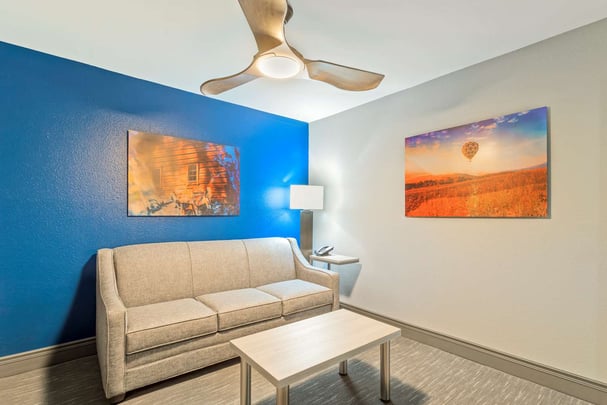 King Suite w/ Separate Bedroom