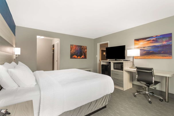 King Suite w/ Separate Bedroom