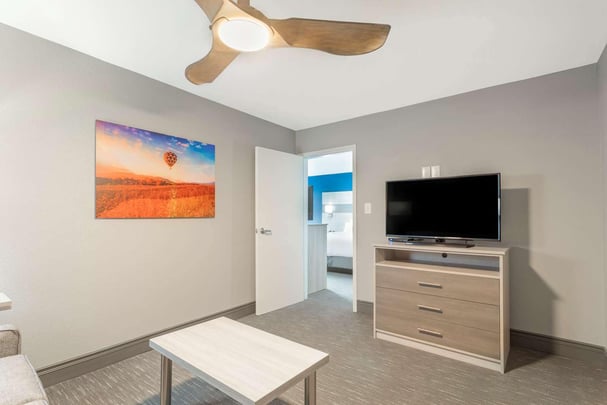 King Suite w/ Separate Bedroom