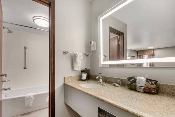 King - Smoking - Guest Bath