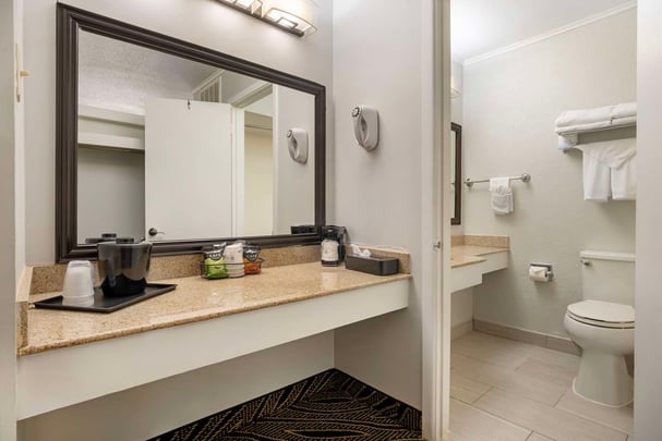 Double Queen - Smoking - Guest Bath