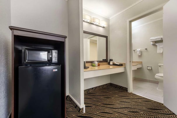 Double Queen NS - Guest Bath