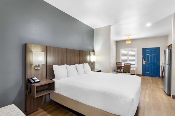 King Suite w/ Sofa Bed & Kitchenette