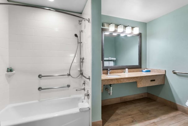 ADA Double Queen - Bathtub