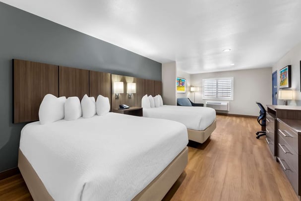 Large Double Queen w/ Sofa Bed