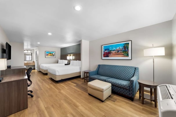 Large Double Queen w/ Sofa Bed