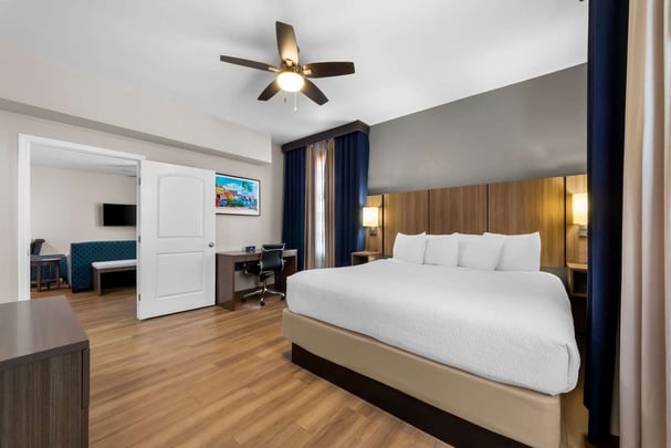 King Suite w/ Living Room & Kitchenette