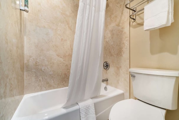 Double Queen Suite - Guest Bath