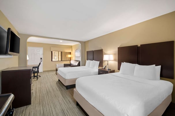 Double Queen w/ Sofa Bed