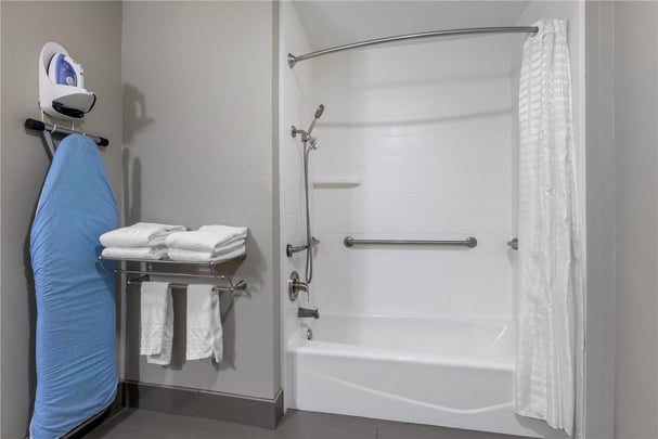 ADA Double Queen - Bathtub