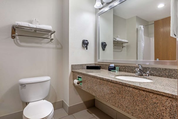 Double Queen Suite - Guest Bath