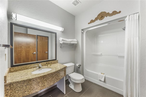 King Suite w/ Kitchenette - Guest Bath