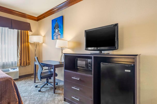 ADA Queen Whirlpool Suite