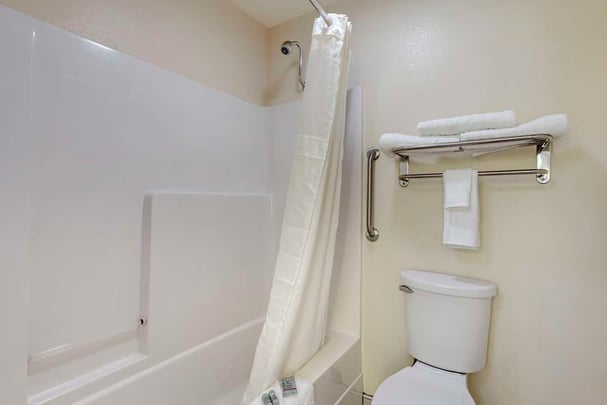 Double Queen - Guest Bath