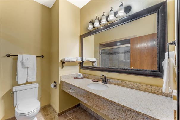 Double Queen - Guest Bath