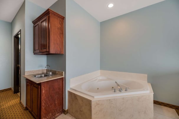 King Whirlpool Room