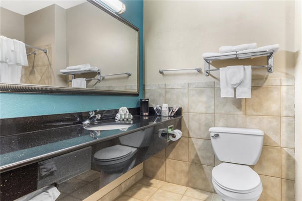 Double Queen - Guest Bath