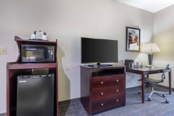 ADA Whirlpool Two Queen