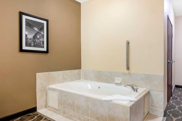 ADA Whirlpool Two Queen