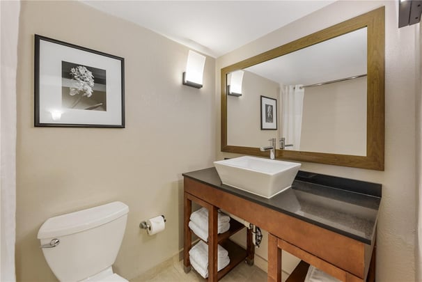Double Queen Suite - Guest Bath