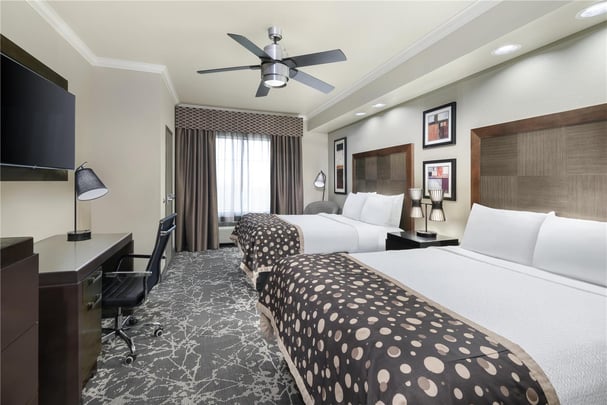 Double Queen - Pool View