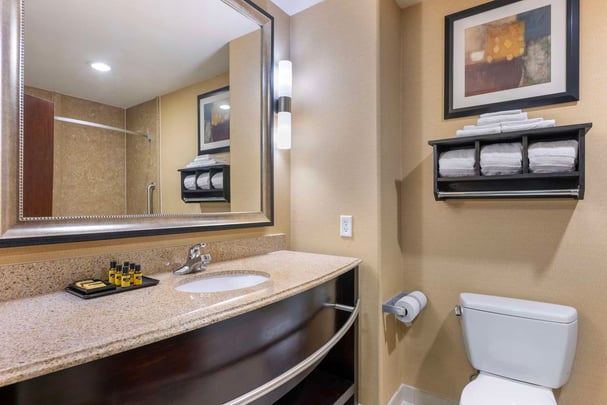 Double Queen Suite - Guest Bath