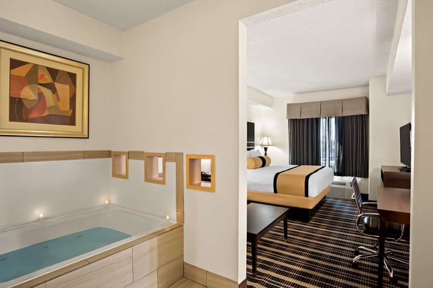 Junior King Whirlpool Suite