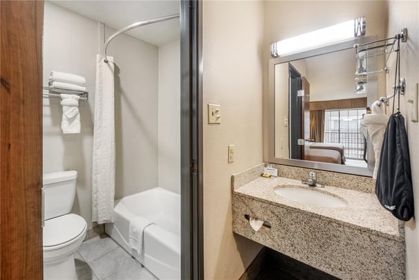 Double Queen - Pool View - Guest Bath