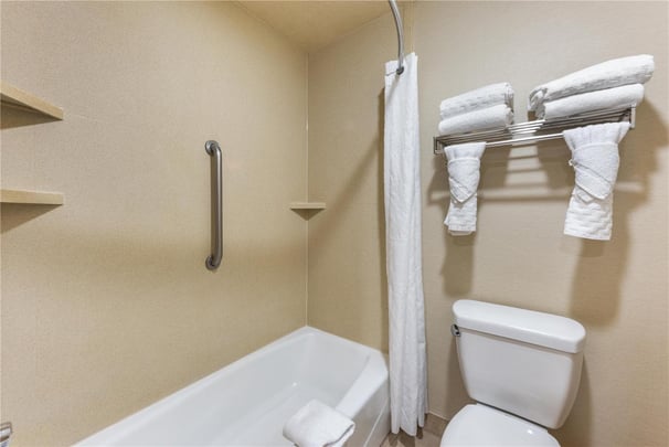 Double Queen - Poolside - Guest Bath