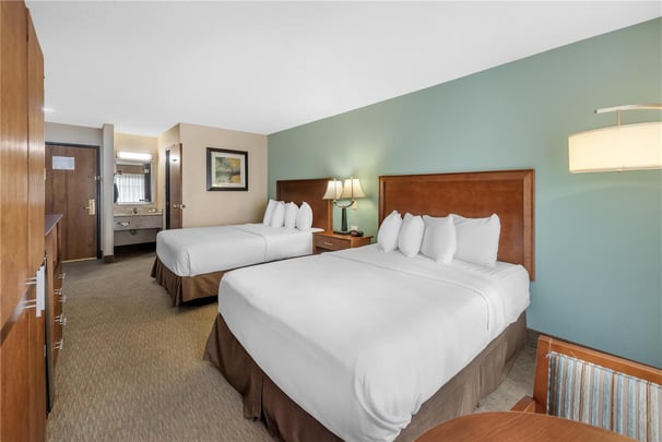 Double Queen - Poolside