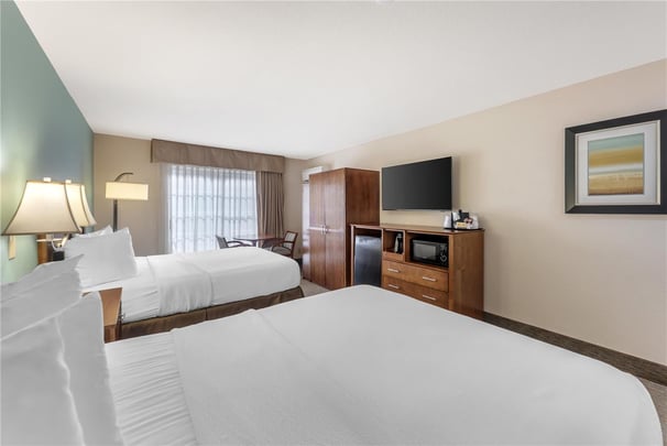 Double Queen - Poolside