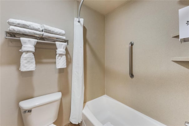 King - Poolside - Guest Bath