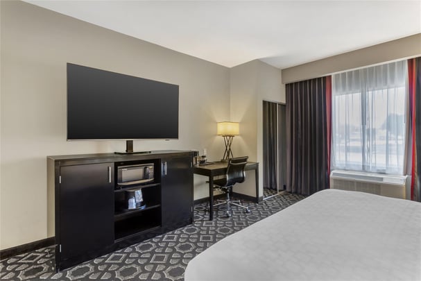 ADA - 1 King Bed w/ Roll In Shower