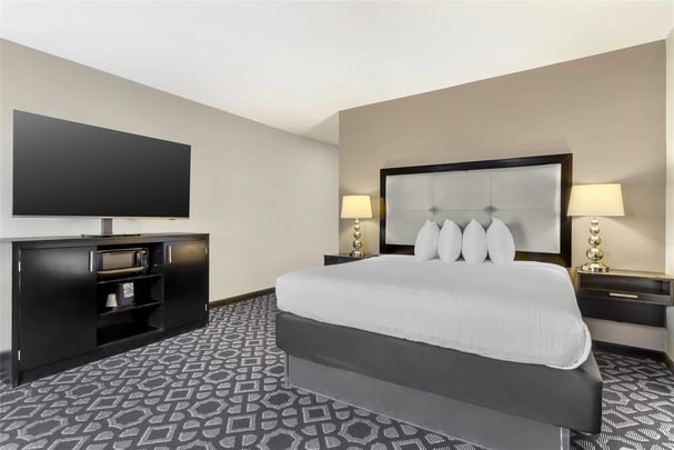 1 King Bed - Large Room