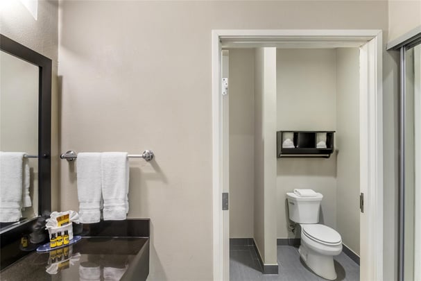 1 King Bed - Large Room