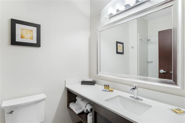 Double Queen Suite - Guest Bath