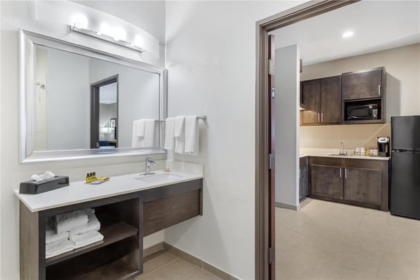 King Suite w/ Kitchenette - Guest Bath