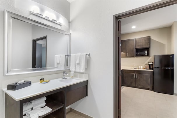 Double Queen Suite w/ Kitchenette - Guest Bath